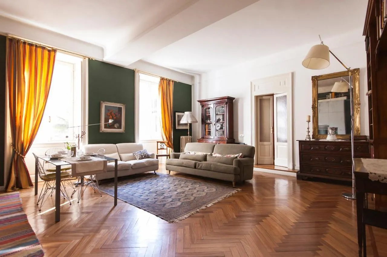 Sophisticated Apt Near Duomo Milan