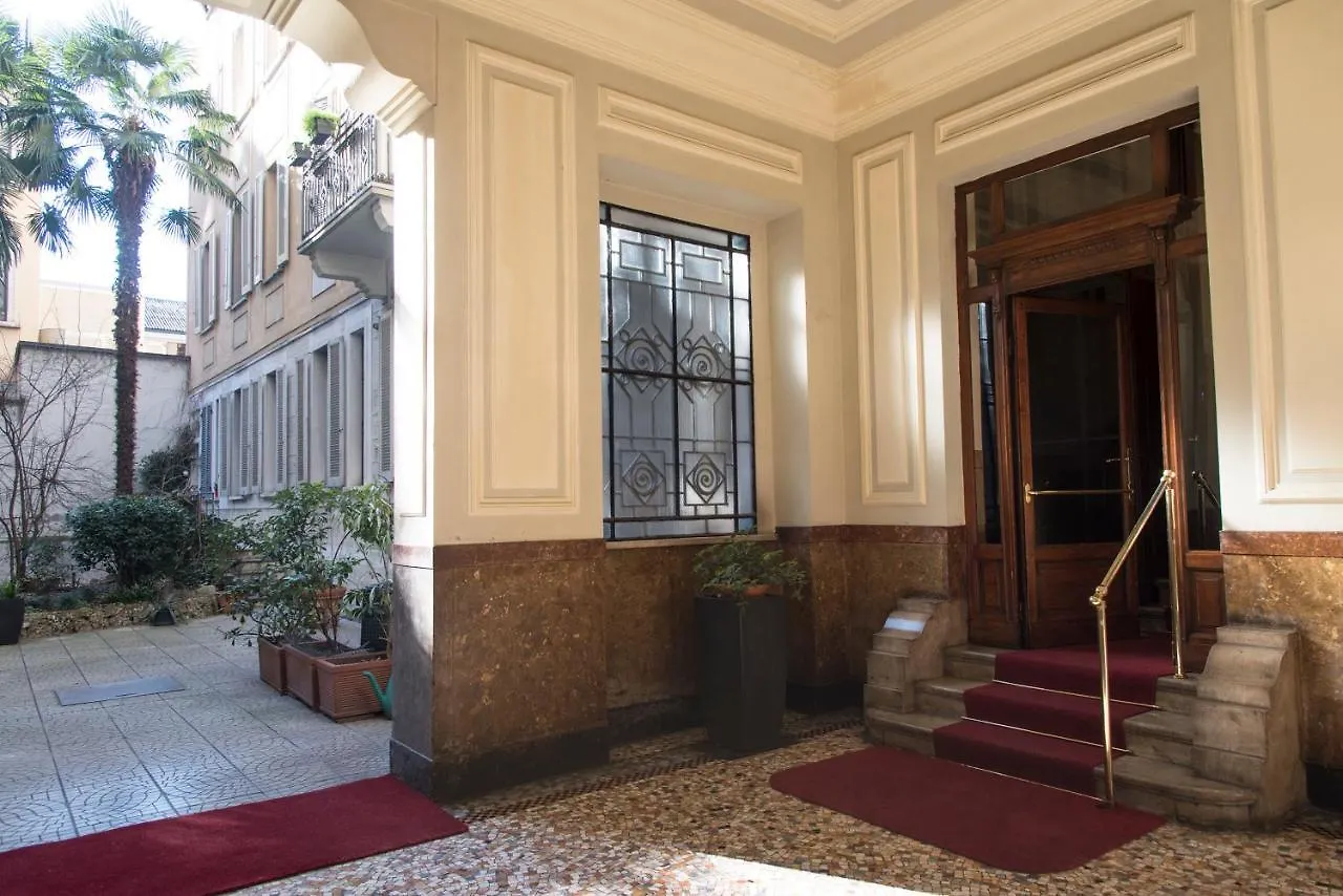 Sophisticated Apt Near Duomo Milan Apartment